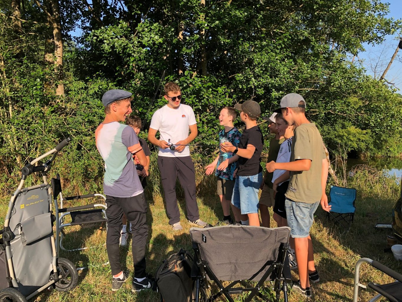 Unsere Jugend in Aktion Gruppe von sechs jungen Leuten im Freien, umgeben von Bäumen, mit Getränken in der Hand.