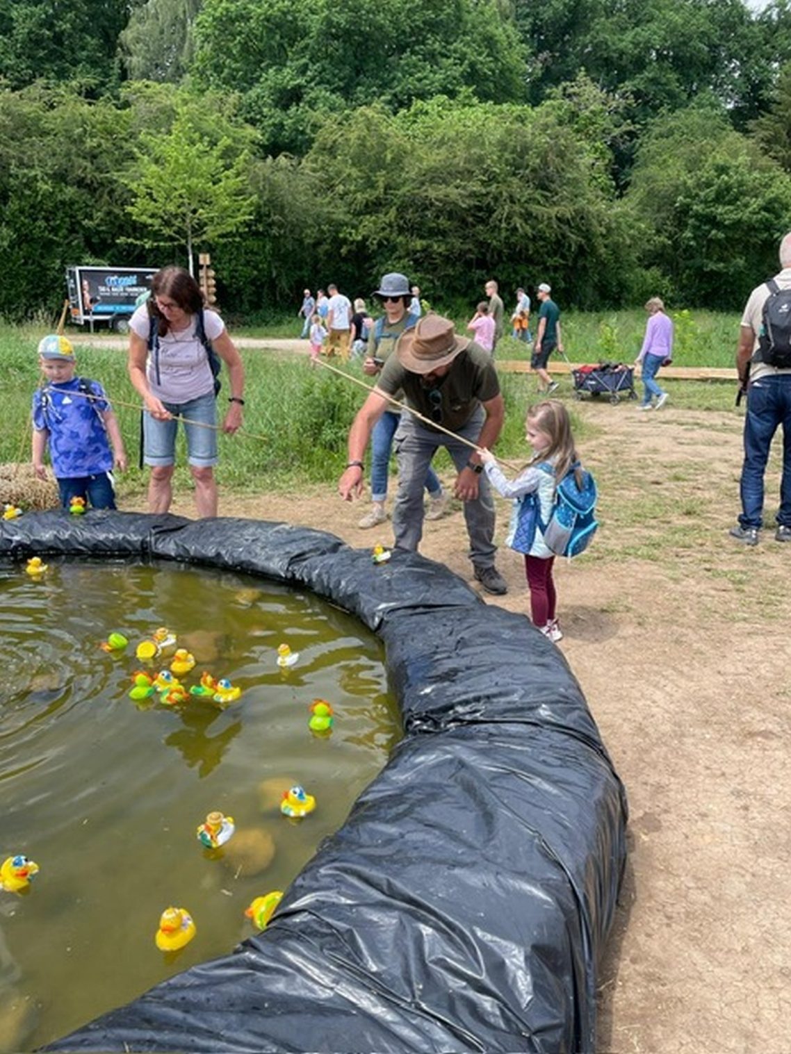 Auch die jüngsten hatten Spaß Ein Kind angelt mit einem Erwachsenen spielerisch Gummienten aus einem Teich.